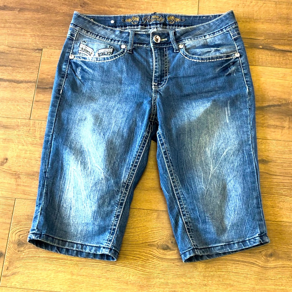 ROYALTY DENIM BEADED STUDDED LIGHT BLUE CAPRI PANTS IN SIZE 8 MID RISE